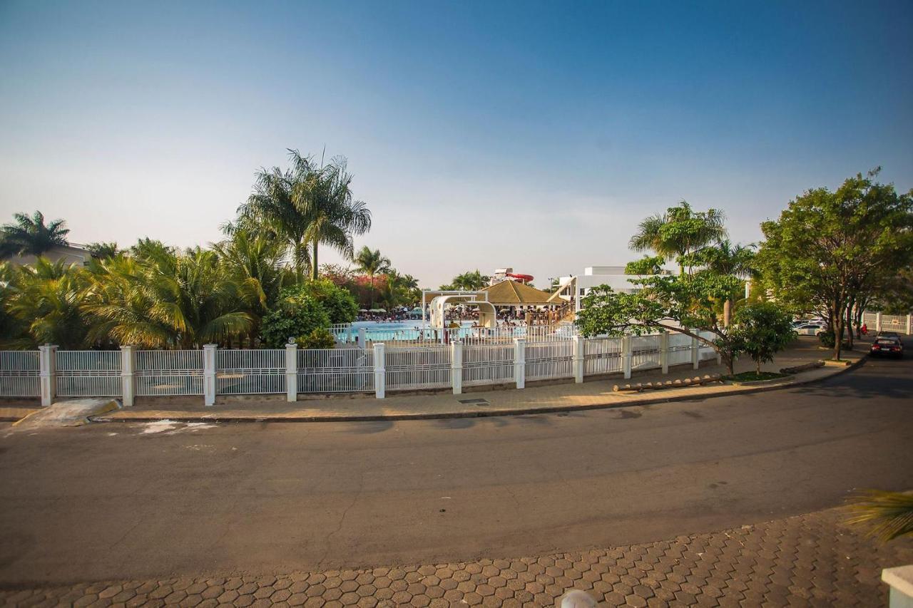 Apto 166 Lacqua diRoma V - Sacada com vista para Piscina de Ondas, roupa de Cama, camareira e garagem Caldas Novas Exterior foto